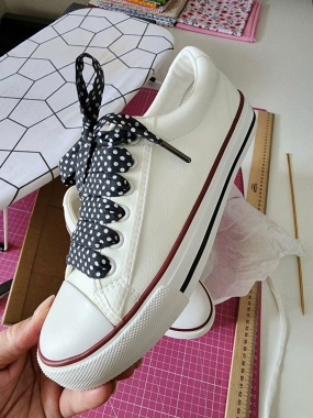 Bavlněné tkaničky černé s bílými puntíky