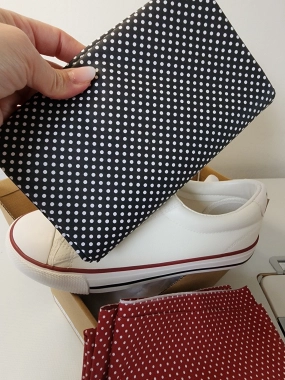 Bavlněné tkaničky černé s bílými puntíky