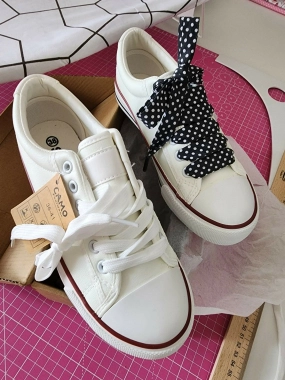 Bavlněné tkaničky černé s bílými puntíky