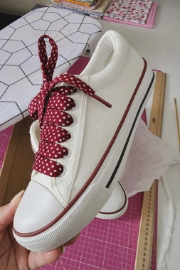 Bavlněné tkaničky vínové s bílými puntíky