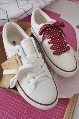 Bavlněné tkaničky vínové s bílými puntíky