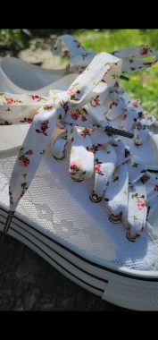 Bavlněné tkaničky smetanové s vínovými drobnými květy