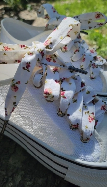 Bavlněné tkaničky smetanové s vínovými drobnými květy