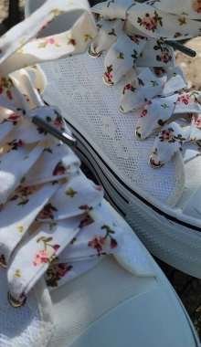 Bavlněné tkaničky smetanové s vínovými drobnými květy