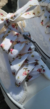 Bavlněné tkaničky smetanové s vínovými drobnými květy