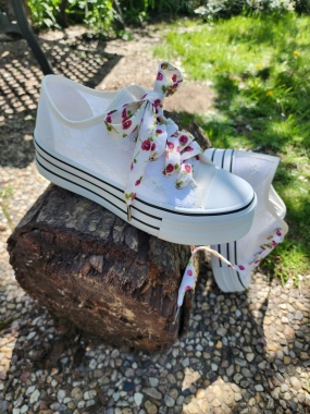 Bavlněné tkaničky smetanové s vínovými květy