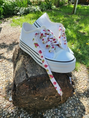 Bavlněné tkaničky smetanové s vínovými květy