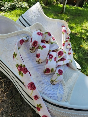 Bavlněné tkaničky smetanové s vínovými květy