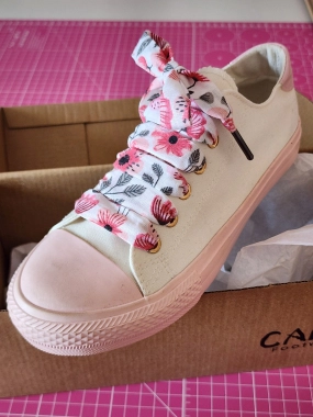 Bavlněné tkaničky s růžovými květy