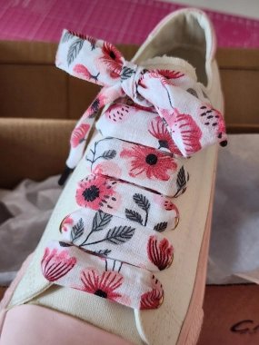 Bavlněné tkaničky s růžovými květy