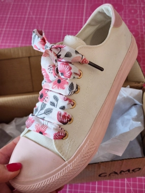 Bavlněné tkaničky s růžovými květy