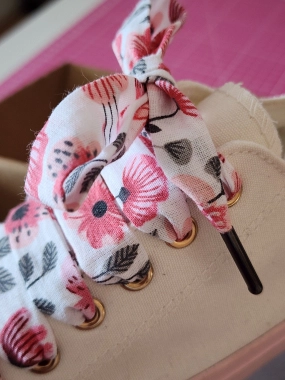 Bavlněné tkaničky s růžovými květy